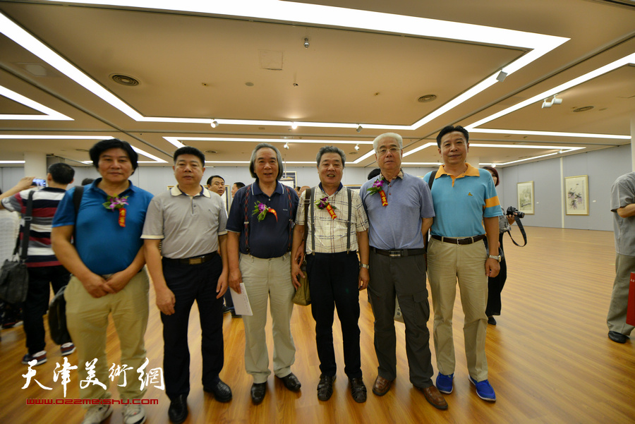 霍春阳、王其华、苏鸿升、高学年、李增亭、张养峰在画展现场。