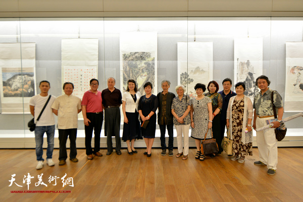 万镜明、高桂鸿与书画家姚景卿、王振德、华克齐、刘春雨、卢贵友等在展览现场。