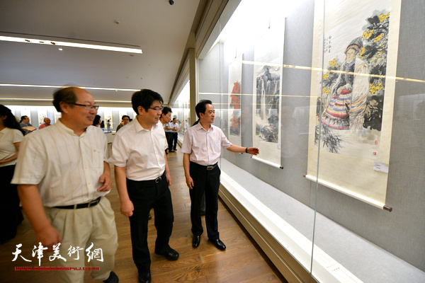 王宏江、刘志永、王宝贵在观看展出的作品。