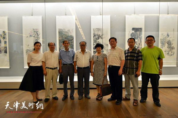 杨金海、梦玉、王宝贵、钱钢等陪同嘉宾在书画展现场。