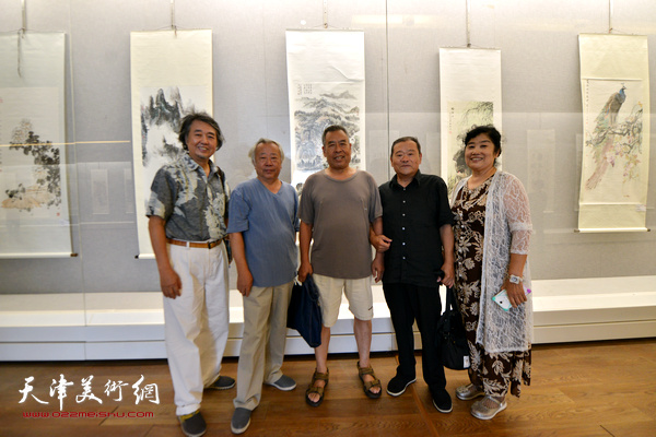 左起：华克齐、阮克敏、赵树松、董铁山、于競在书画展现场。