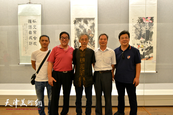 左起：姚铸、卢贵友、姚景卿、邢立宏、李庆林在书画展现场。