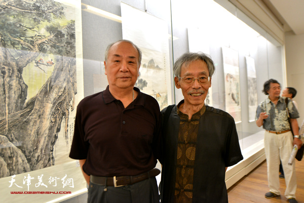 王振德、姚景卿在书画展现场。