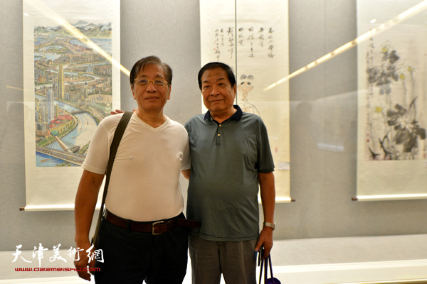 左川、赵承锐在书画展现场。