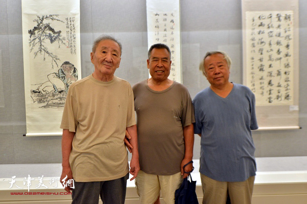 左起：侯春林、赵树松、阮克敏在书画展现场。