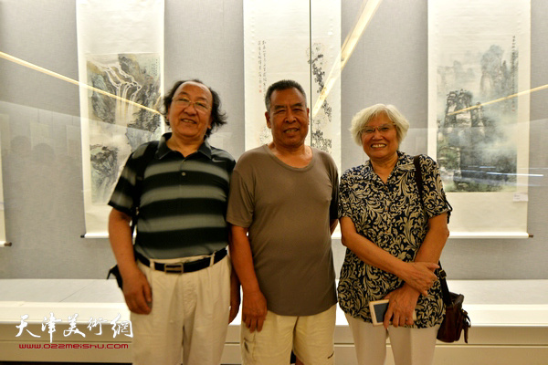 左起：王之海、赵树松、刘春雨在书画展现场。