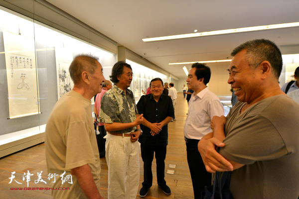 刘志永、侯春林、赵树松、董铁山、华克齐在书画展现场交流。