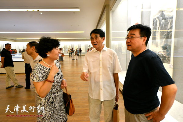 韩嘉祥、梦玉、刘宝明在书画展现场交流。