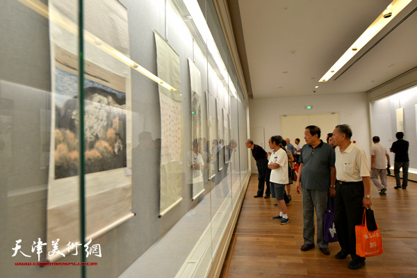 “不忘初心·圆梦中国”——天津市文史研究馆馆员书画精品展现场。