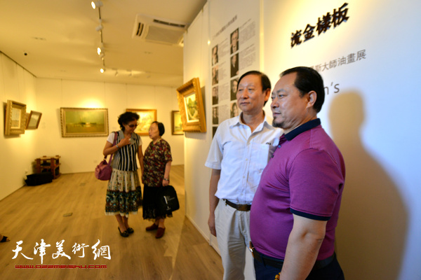 图为天津鼎天国际拍卖有限公司吴松年、中俄油画协会、中俄国际美术馆陈文华在画展现场。