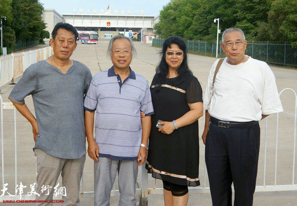 中国玉文化研究会副会长李祝成（左一）及夫人（右二）与王金厚、王义常先生在中俄边境密山口岸合影