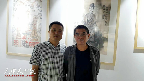 杨沛璋与策展人赵延年在画展现场。 