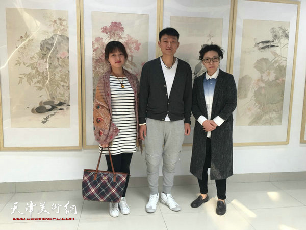 范馨心与宋宏家夫妇在画展现场。