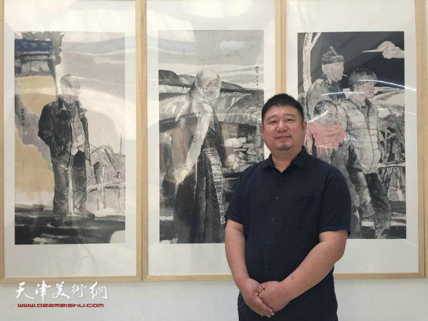 李振在画展现场。