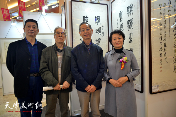 刘建华,冼艳萍,黄枕石,于德明在画展现场.