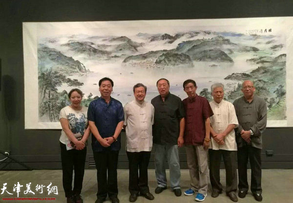 左起：窦金彪，郑二凤，李沃源，仝福东，王东生，孟宪和，贾文辉在展览现场。