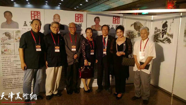 王东生、贾文辉、郑二凤等两岸艺术家在画展现场。