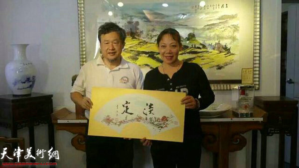 郑二凤与港澳台美协主席李沃源。