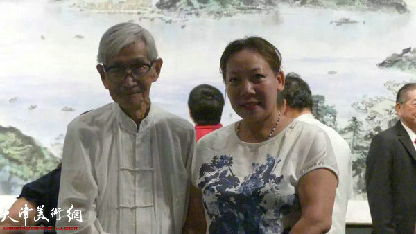 郑二凤与艺术家、93岁高龄的张志焜在画展现场。