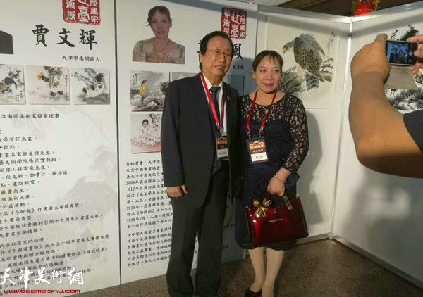 郑二凤与台湾亚太常务理事会主席高仲源在画展现场。