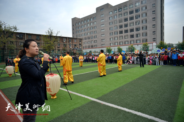 天津师范大学附属小学校长刘芳欢迎非遗项目传承人进校园。