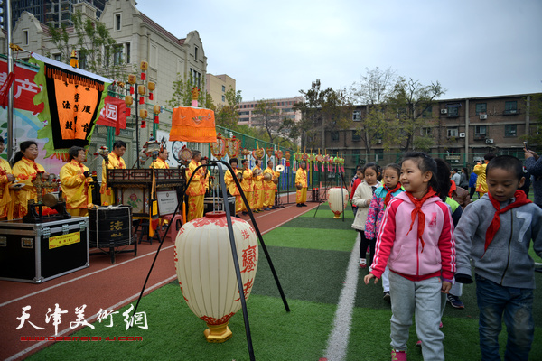 国家级非遗项目挂甲寺庆音法鼓在校园表演。