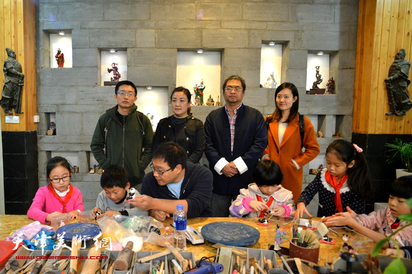 津派面塑传承人张亚杰将传统面塑技艺传授给小学生。