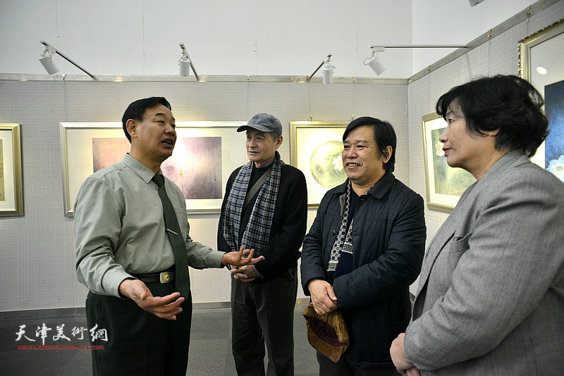 顾正主与王书朋、何莉、李耀春在画展现场交流。
