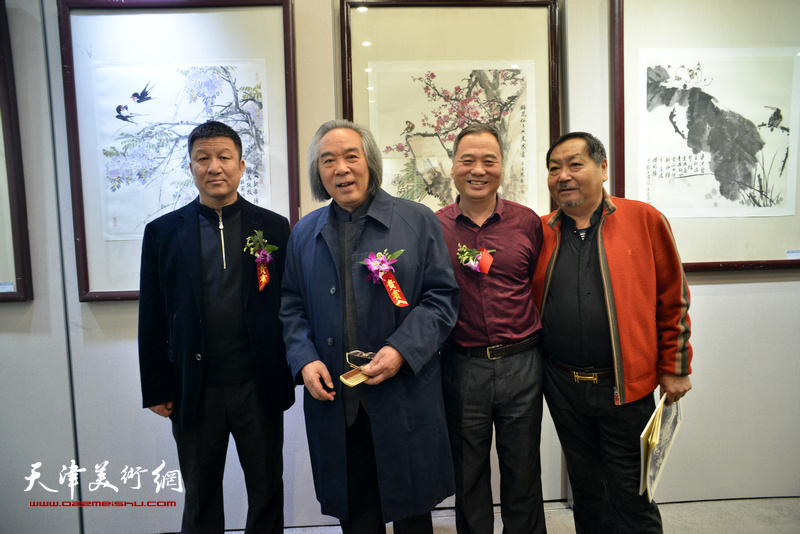 霍春阳、邢立宏、王秀琪在六人展现场。
