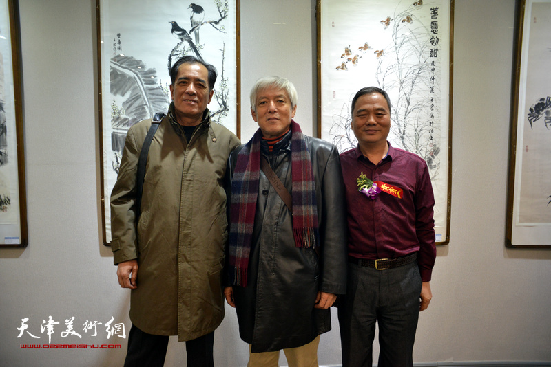 陆福林、张志连、邢立宏在六人展现场。