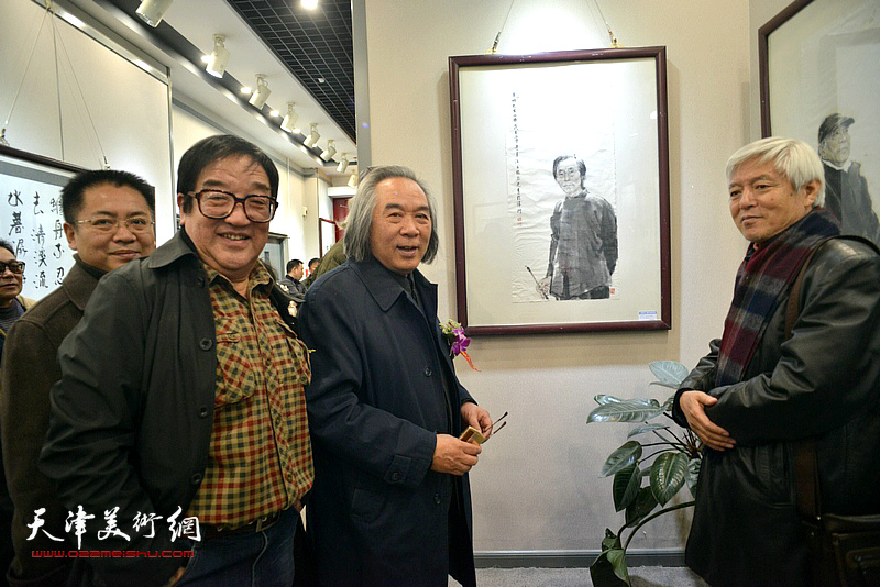 霍春阳、陆福林、卢贵友在观赏展出的作品。