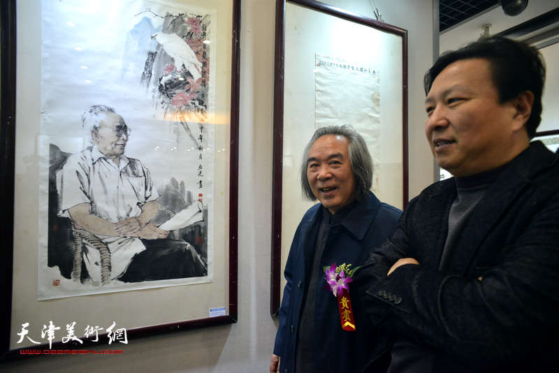 霍春阳、王连宏在观赏展出的作品。