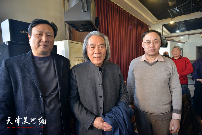 霍春阳、李新禹、王连宏在六人展现场。