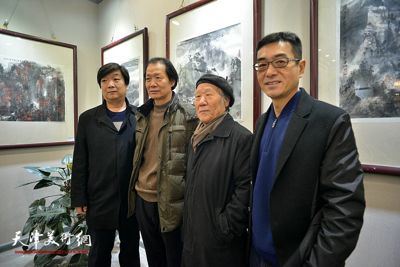 姬俊尧、翟洪涛、王维卿、王维泉在六人展现场。