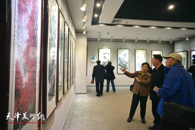 “丁酉新春——津门六名家书画展”现场。