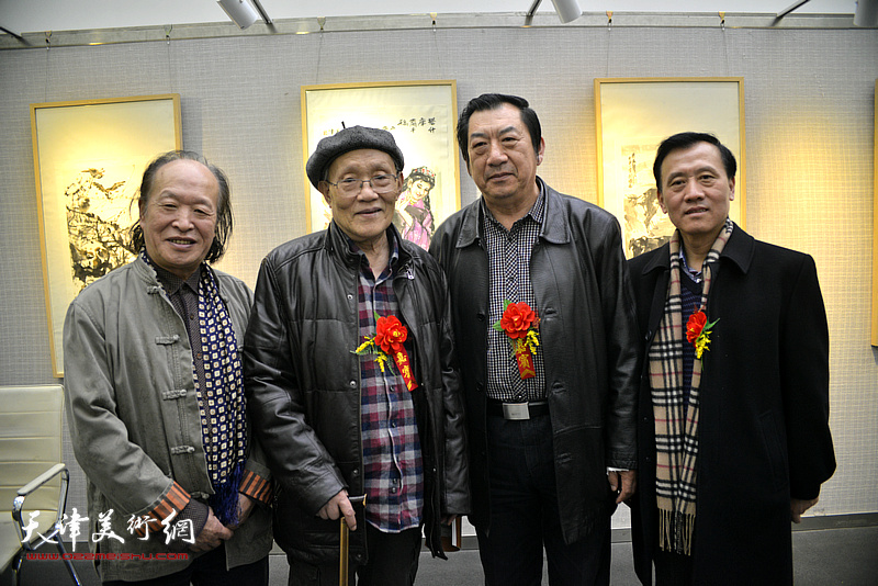 孙长康、孙玉河、刘家栋、启福在画展现场。