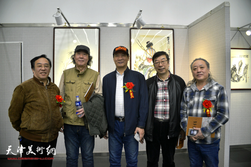 左起：陈钢、张亚光、马寒松、时景林在画展现场。