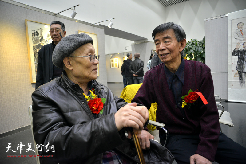 孙长康、刘维仑在画展现场交流。