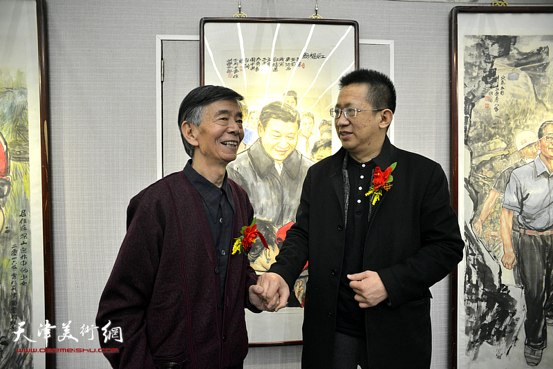 李毅峰、刘维仑在画展现场交流。