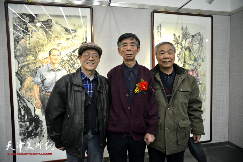 刘维仑与尚金生、王大奇在画展现场。