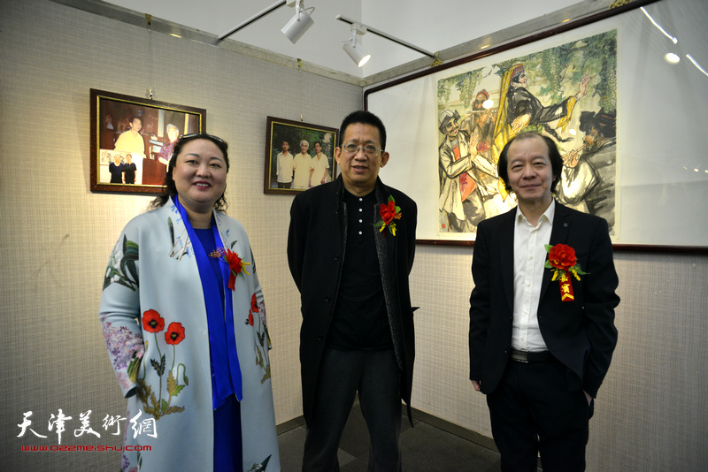 李毅峰、王荃力、赵星在画展现场。