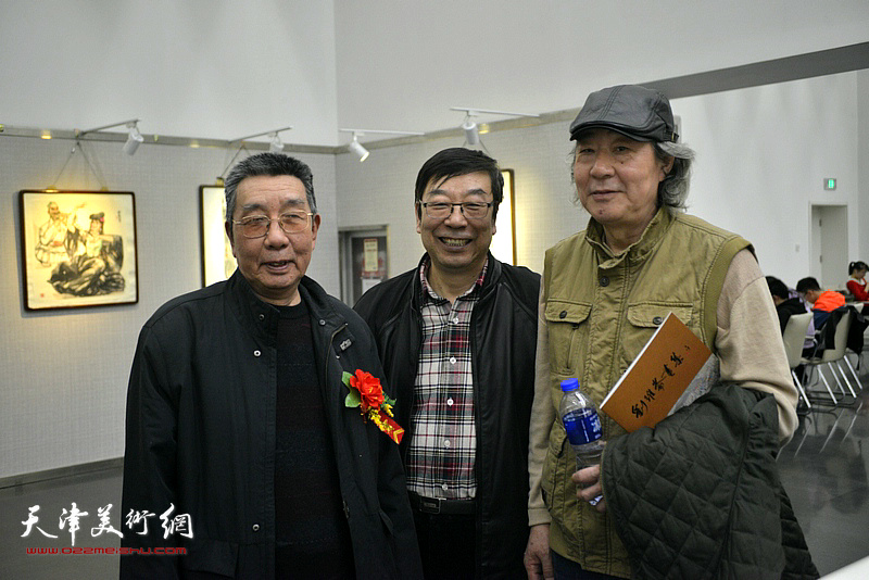 张亚光、曹剑英、时景林在画展现场。