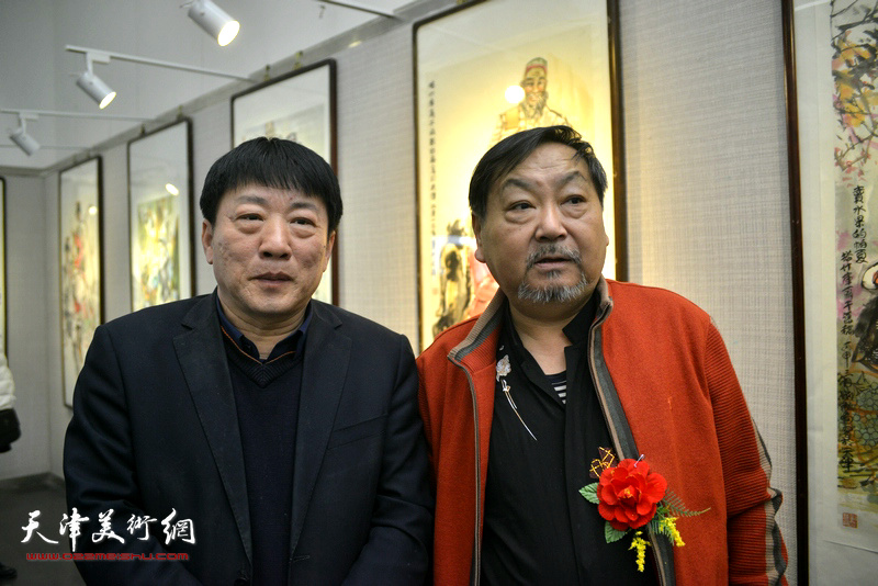 王秀琪、高原春在画展现场。
