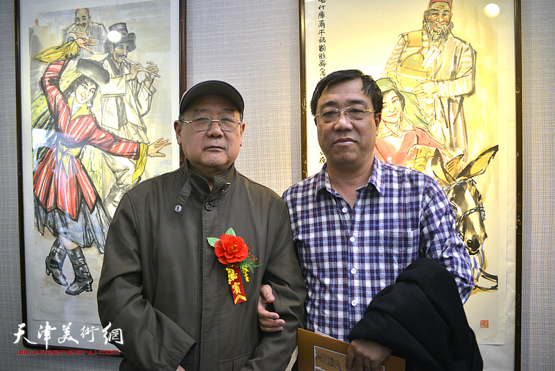 张晋、刘绍斌在画展现场。