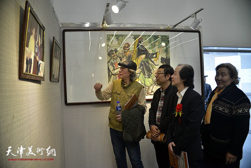 张亚光、王荃力、时景林在观赏展出的画作。