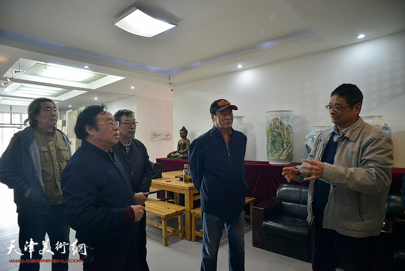 天津感光材料有限公司董事长张含光与陈钢、马寒松、张亚光、时景林在制瓷现场交流。