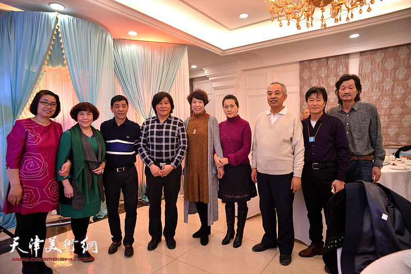 左起：肖英隽、史玉、王家树、高学年、吕爱茹、张静、马凤柏、吴景玉、刘惠利在婚礼上。