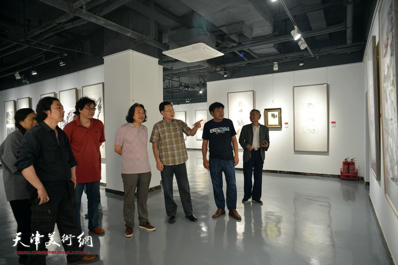 贾广健、张桂元、晏平等在观看展出的作品。