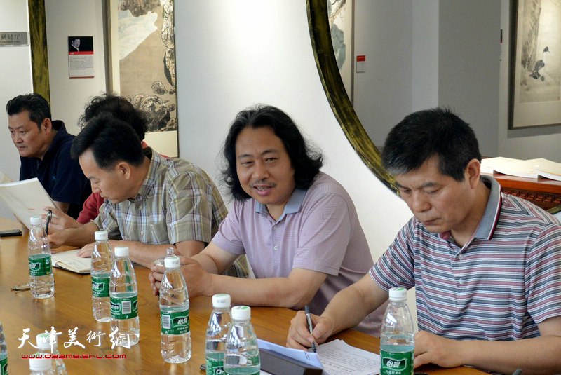 贾广健在“深入生活、扎根人民——天津画院写生作品展座谈会”上。