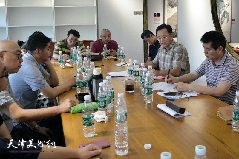 张桂元在“深入生活、扎根人民——天津画院写生作品展座谈会”上。